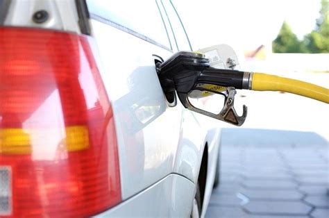 国内成品油价格下调 加满一箱油少花5元-四得网