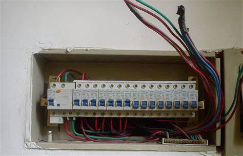 老电工教你如何分辨空气开关和漏电开关_断路器