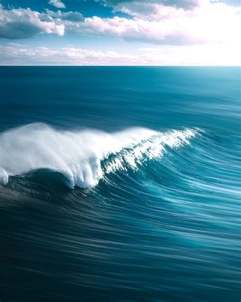 盛夏涨潮时淡蓝色海浪抽象海洋背影图片-包图网企业站