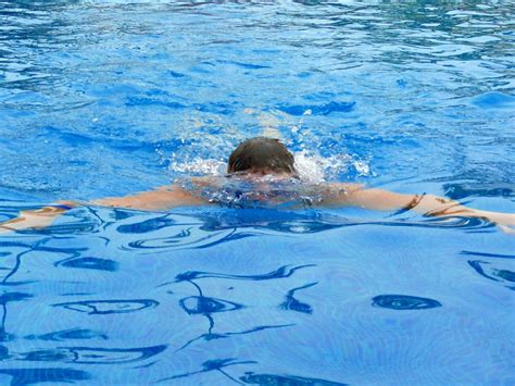 游泳的男子 - 免费可商用图片 - CC0素材网