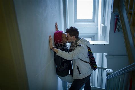 在走廊亲吻的年轻夫妇高清图片下载-正版图片501822428-摄图网
