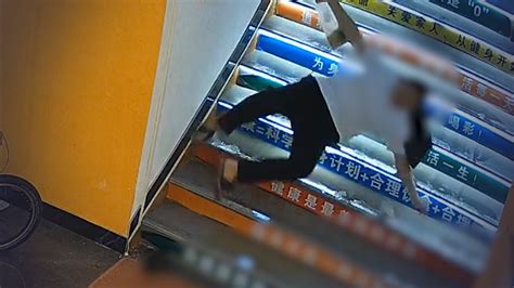 湖南一男子故意往楼梯倒机油致使多人摔伤，商户：他与健身房有矛盾_凤凰网视频_凤凰网