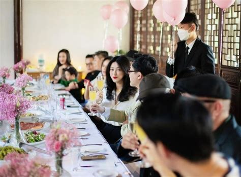 朱珠夫妇办盛大晚宴为女儿命名 全家福曝光仪式感满满 -- 眼界，放眼世界