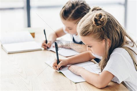 广东一小学四年级女生作业工整，字迹如同印刷体，评论区酸味十足_家长_时间_作业
