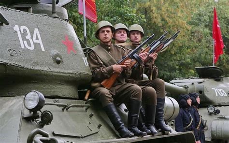 苏联士兵们原以为，打败德国就胜利了，他们会成为苏联光荣的历史。然而在1991年12月25日，苏联国旗落下的那一刻，苏联就成为了他们的历史 "苏联 "致敬苏联