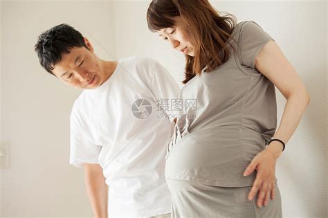 男人看着怀孕妻子的肚子高清图片下载-正版图片501835253-摄图网