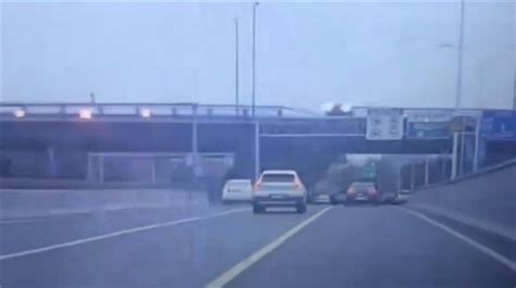 上海一小车从高架桥坠落 1人受伤