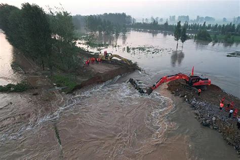 大桥遭强风暴雨袭击不堪重负垮塌 居民只能乘直升机通勤_腾讯视频