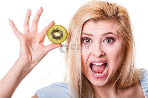 健康的饮食,新鲜的食物充满维生素女人着美味的绿色猕猴桃女人着绿色猕猴桃高清图片下载-正版图片300887752-摄图网