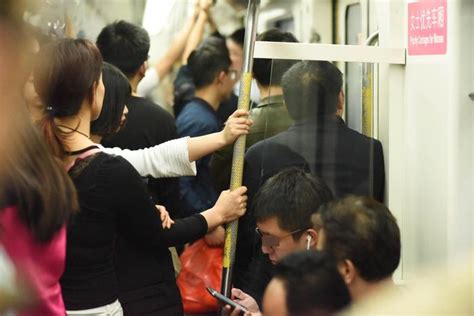 一句让座招三男怼！深圳地铁“女士优先车厢”内女人、女孩站着